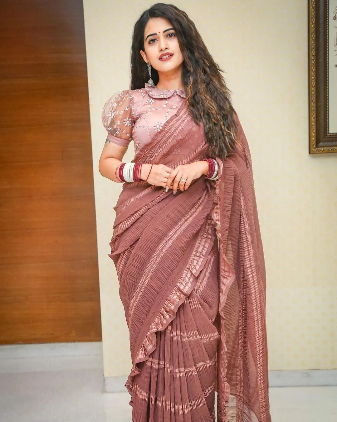 TELUGU TV ANCHOR SRAVANTHI CHOKARAPU STILLS IN PINK SAREE 2